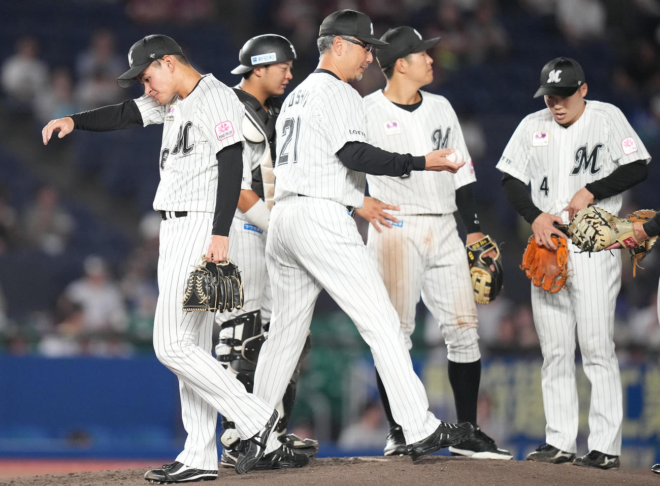 ロッテ対楽天　6回表、降板するロッテ先発の中森（左）。中央は吉井監督（撮影・鈴木みどり）