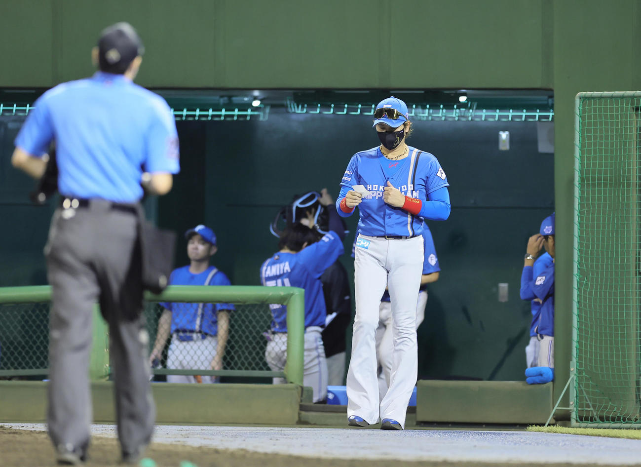 西武対日本ハム　12回表日本ハム2死一、二塁、水谷が空振り三振に倒れ、勝ちがなくなった新庄監督（右）（撮影・足立雅史）