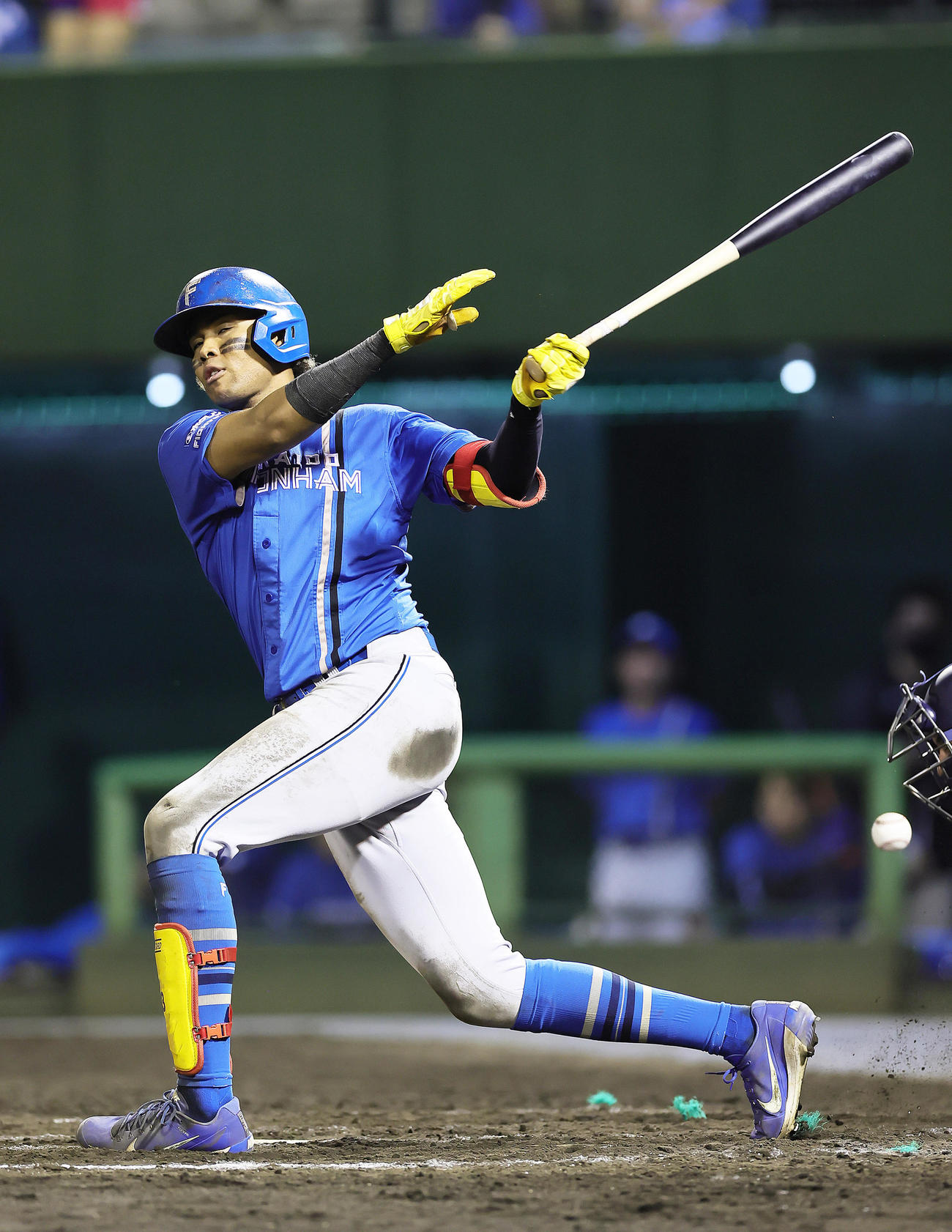 西武対日本ハム　12回表日本ハム2死一、二塁、水谷は空振り三振に倒れる（撮影・足立雅史）