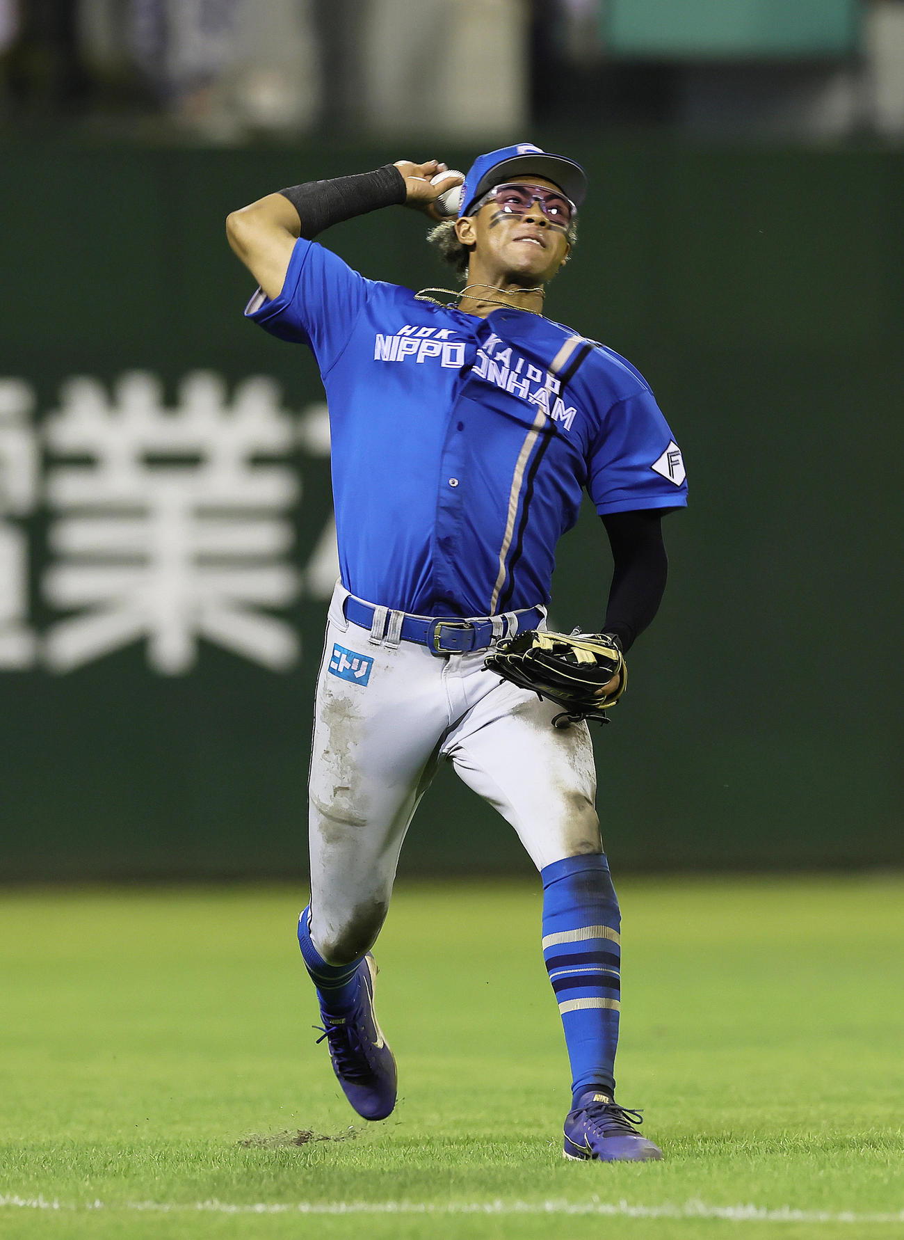 西武対日本ハム　10回裏西武2死一、二塁、滝澤の左前打に好送球を見せ二塁走者長谷川を三塁アウトとする水谷（撮影・足立雅史）