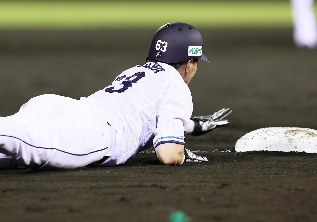 西武対日本ハム　10回裏西武2死一、二塁、滝澤の左前打で本塁を狙った二塁走者長谷川は帰塁できず三塁アウトとなる（撮影・足立雅史）