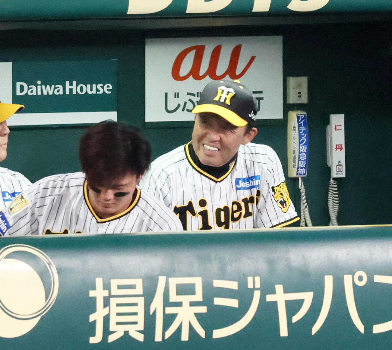 阪神対中日　10回表を終えベンチで白い歯を見せる岡田監督（撮影・加藤哉）