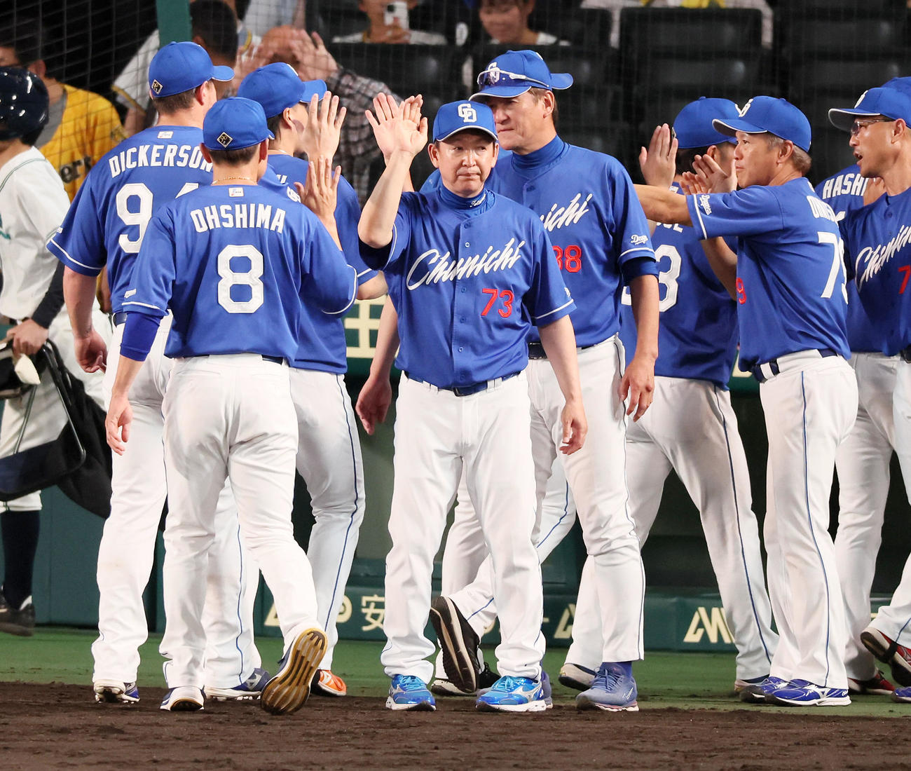 阪神対中日　阪神と引き分けスタンドにあいさつする立浪監督（撮影・加藤哉）