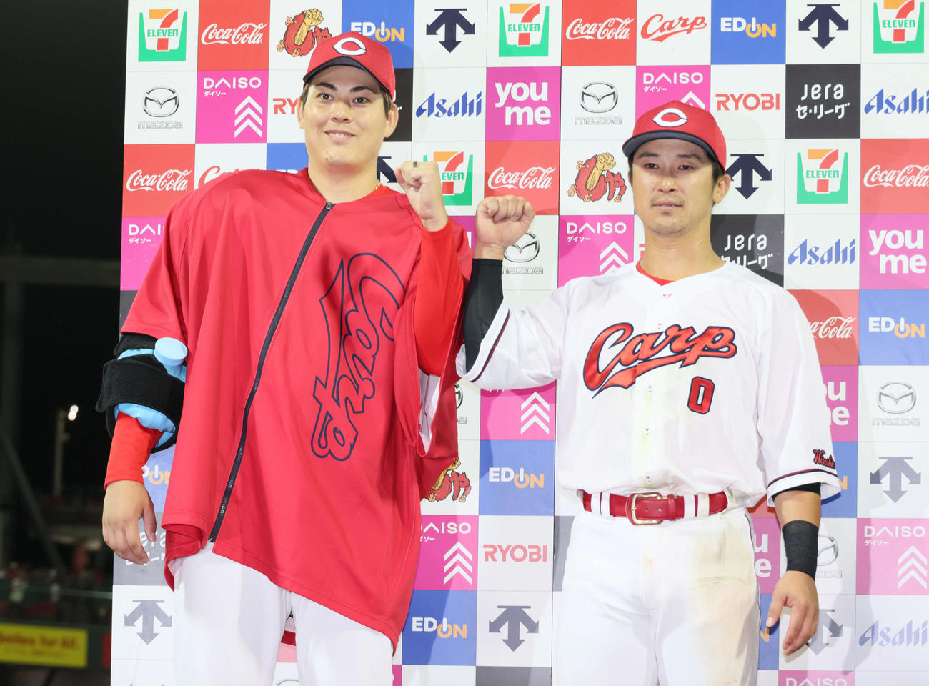 広島対ヤクルト　お立ち台でポーズを決める九里（左）と上本（撮影・加藤孝規）