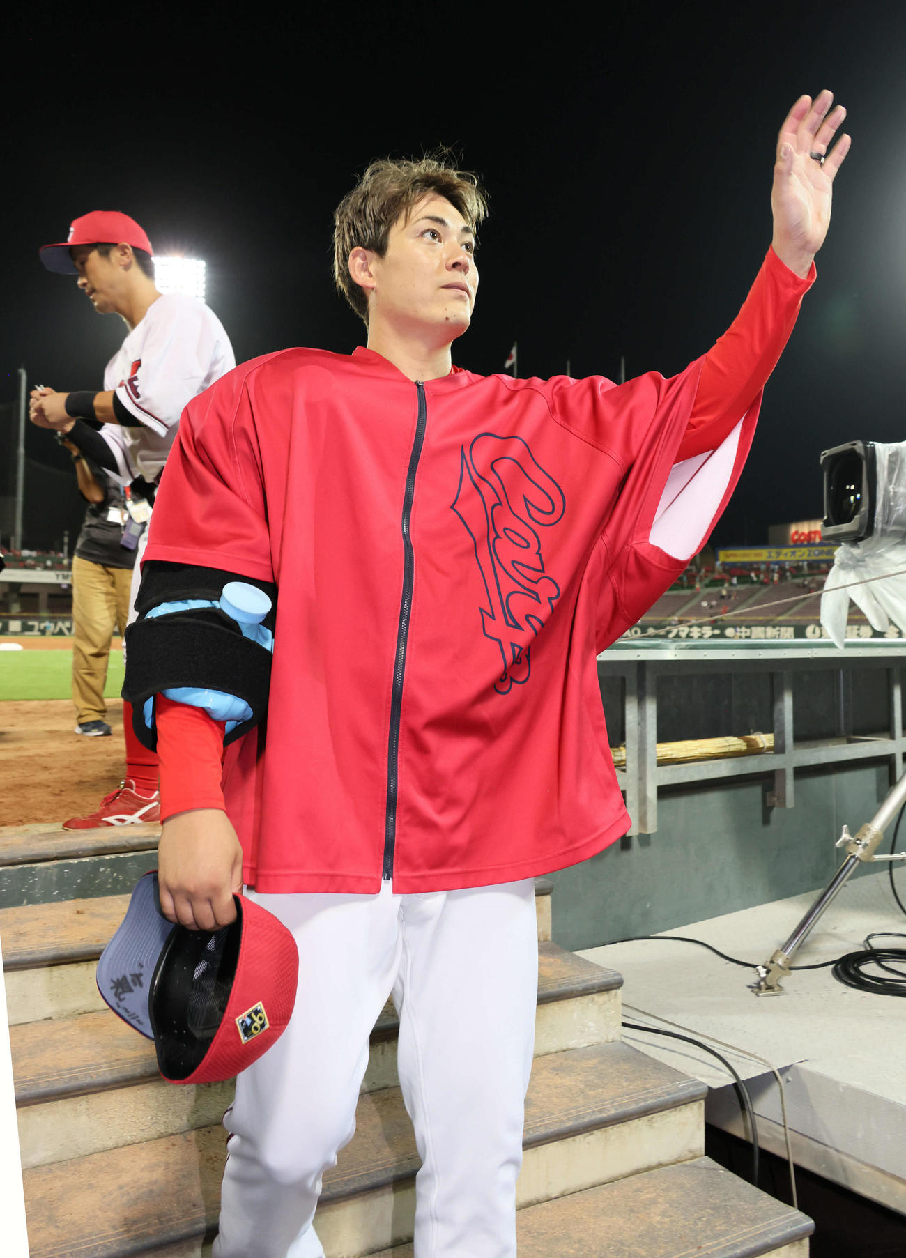 広島対ヤクルト　ファンの声援に応える九里（撮影・加藤孝規）
