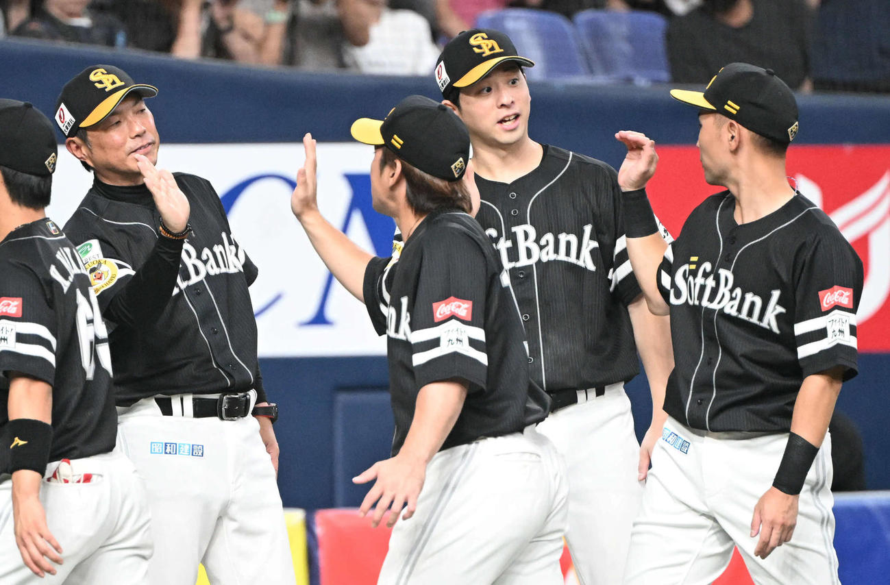 オリックス対ソフトバンク　オリックスに連勝し笑顔でナインを迎えるソフトバンク小久保監督（左）と大関（撮影・和賀正仁）