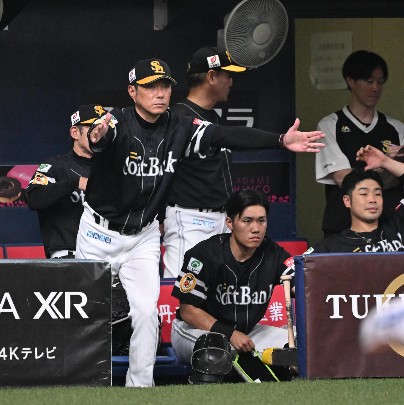 オリックス対ソフトバンク　3回表ソフトバンク無死、周東の遊ゴロアウトでリクエストするソフトバンク小久保監督（撮影・和賀正仁）
