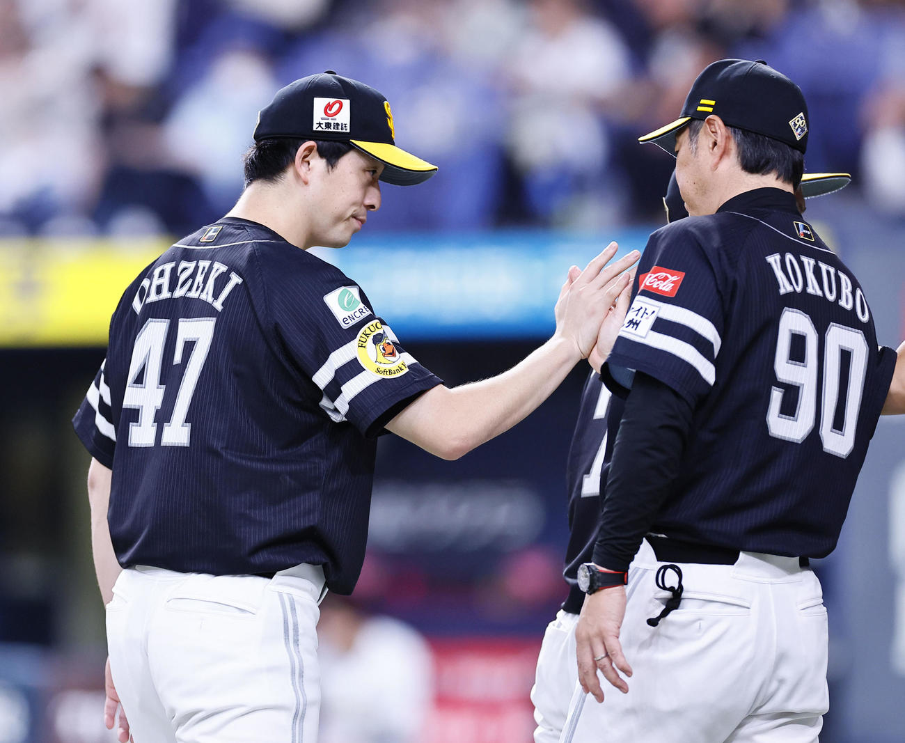 オリックス対ソフトバンク　8回1失点で5勝目を飾り、小久保監督（右）とタッチを交わす大関（撮影・藤尾明華）