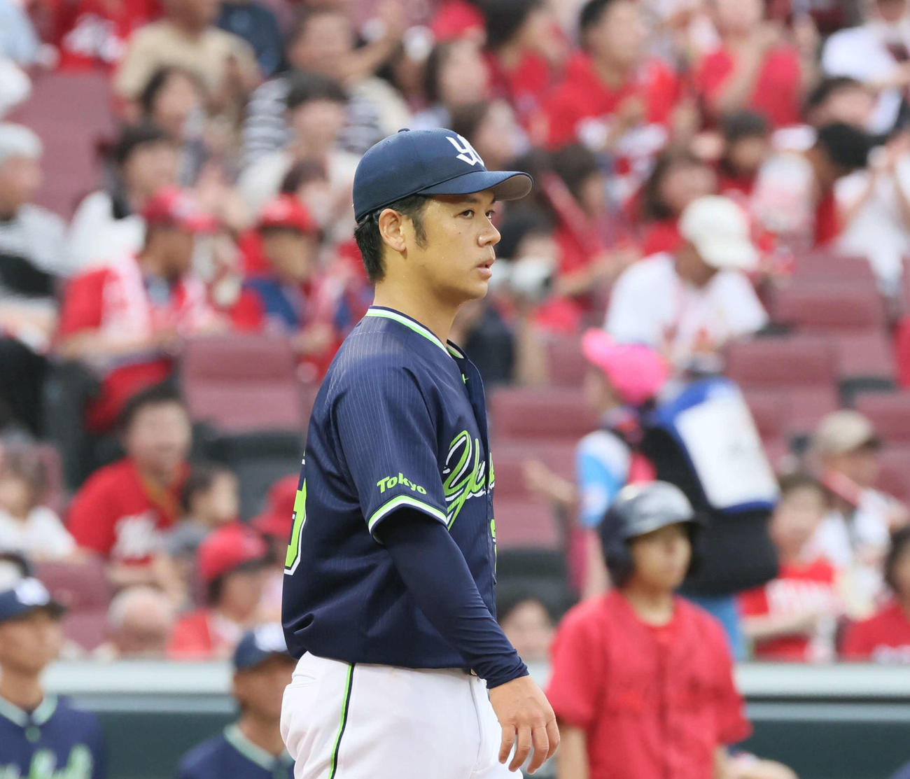 広島対ヤクルト　1回裏広島無死一、三塁、上本に先制左適時打を浴びた小川（撮影・加藤孝規）