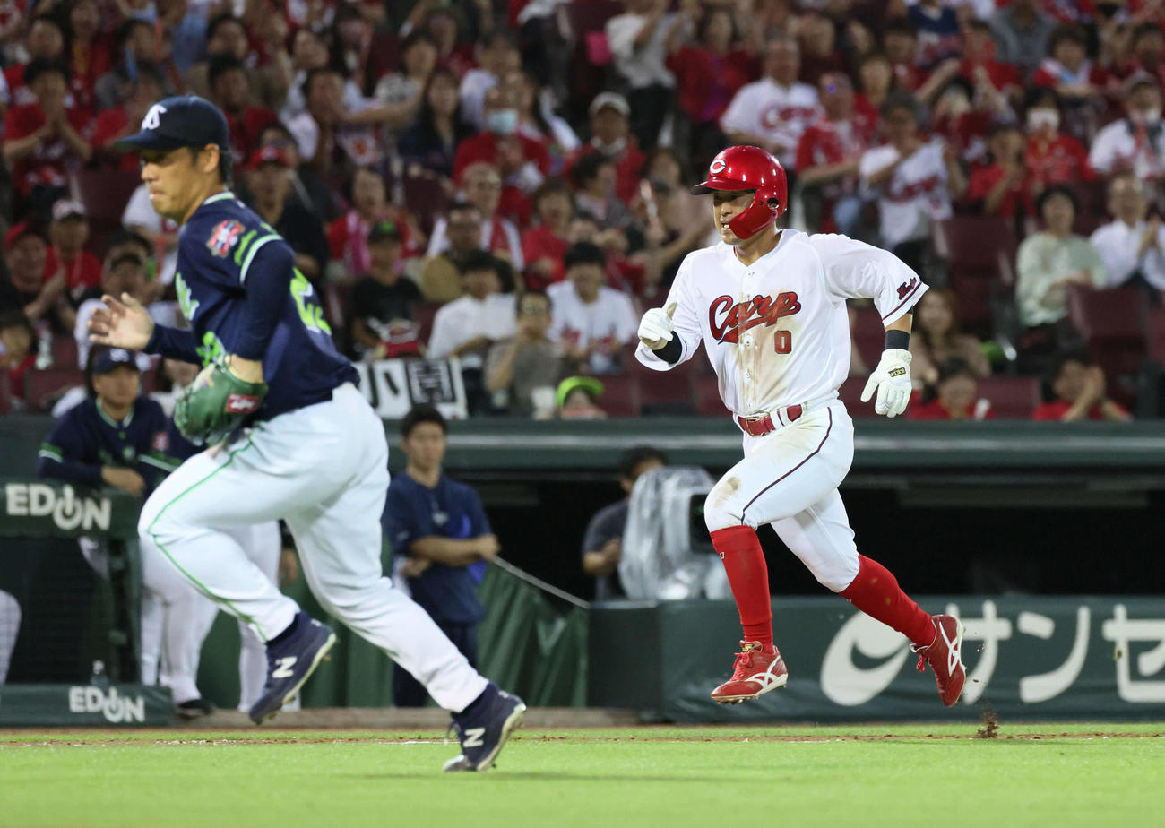 広島対ヤクルト　5回裏広島2死二塁、小園の打球処理にもたついた山田が一塁に悪送球し、上本が生還。左はカバーに入る小川（撮影・加藤孝規）