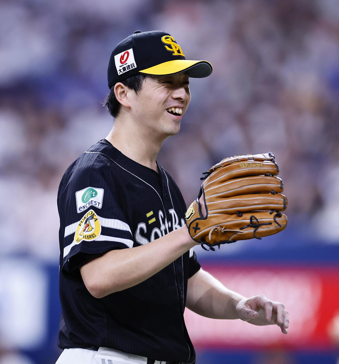 オリックス対ソフトバンク　8回裏オリックス2死一、二塁、西野を遊ゴロに打ち取り、笑顔でベンチに戻る大関（撮影・藤尾明華）