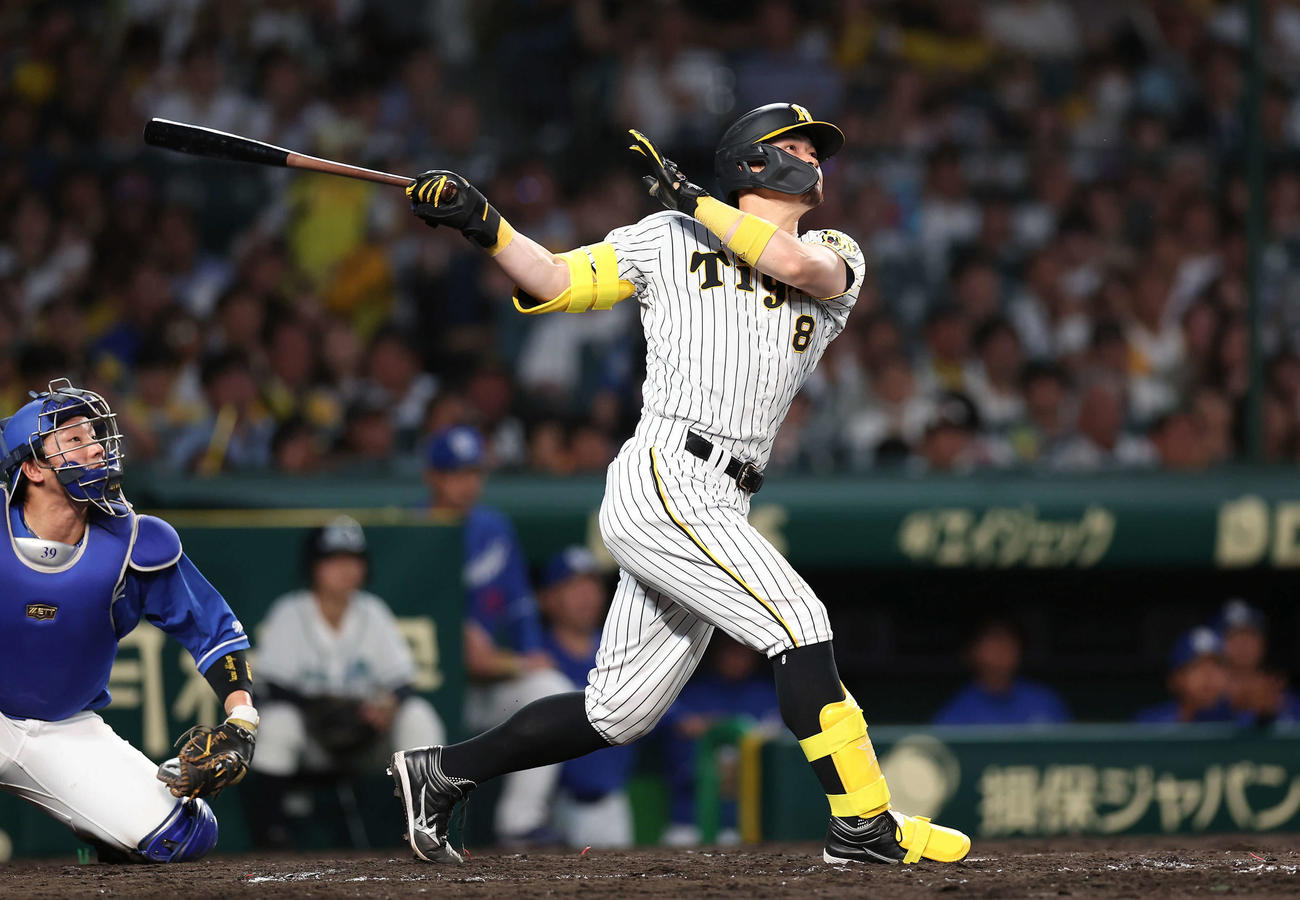 阪神対中日　4回裏阪神2死一塁、右越え適時三塁打を放つ佐藤輝（撮影・前田充）