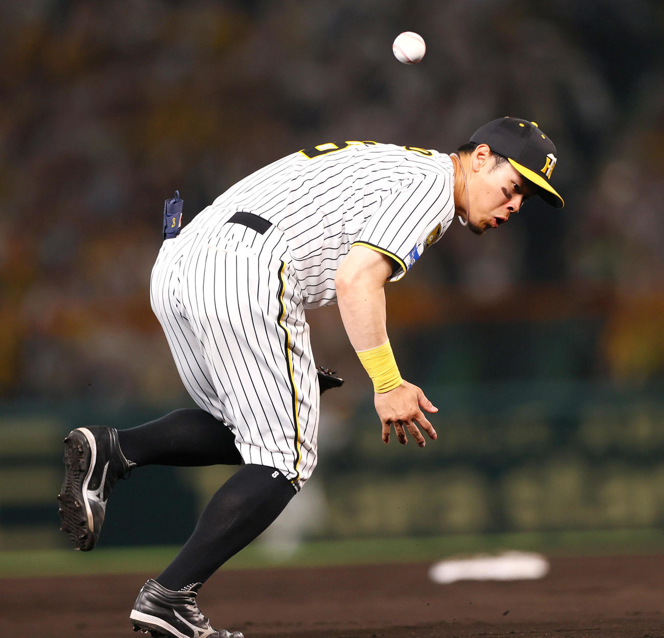 阪神対中日　112回表中日無死、三塁手佐藤輝は福永の三ゴロをファンブルする（撮影・上山淳一）