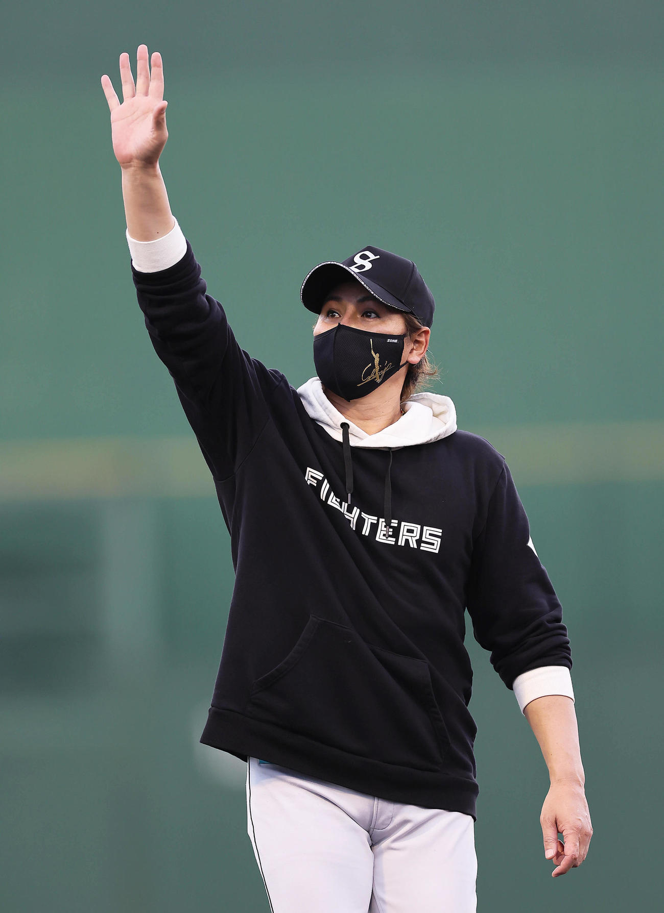 試合前、スタンドのファンに手を振る日本ハム新庄監督（撮影・足立雅史）