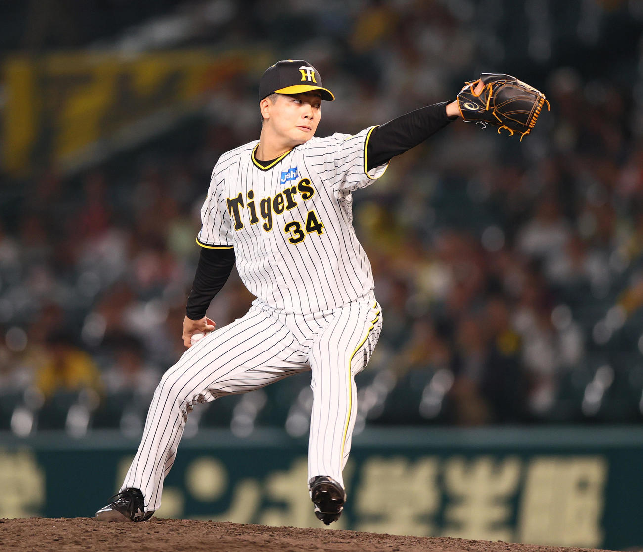 阪神対中日　12回表に登板する阪神漆原（撮影・上山淳一）