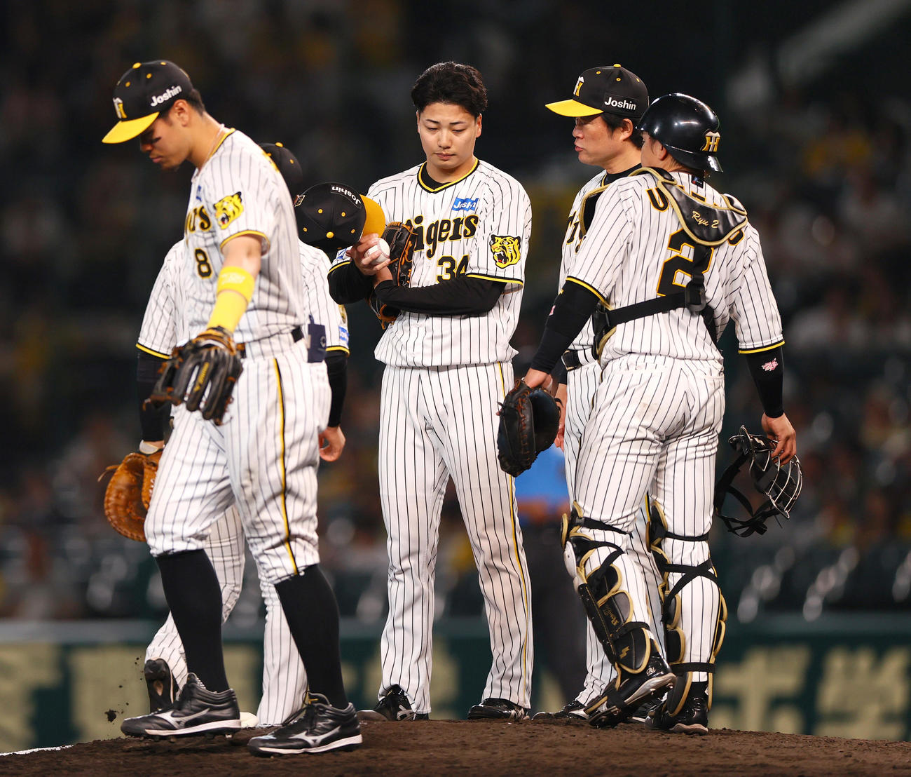 阪神対中日　12回表中日1死、満塁、漆原（中央）に話しかける安藤投手コーチ（右から2人目）（撮影・上山淳一）