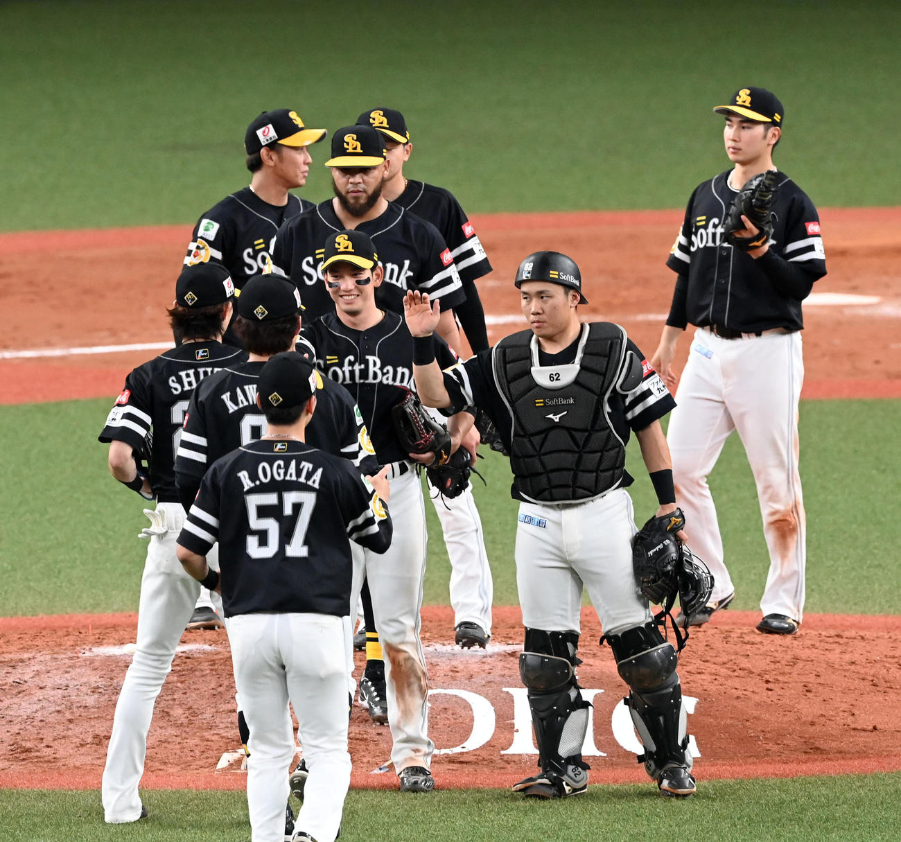 オリックス対ソフトバンク　オリックスに勝利、喜ぶソフトバンクナイン（撮影・前岡正明）