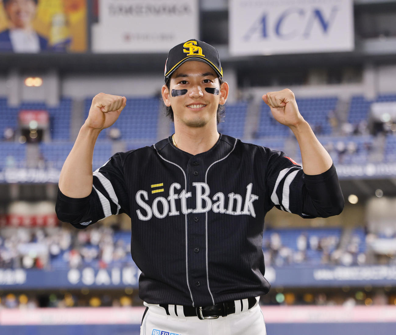 オリックス対ソフトバンク　ヒーローインタビューを終え、ポーズをとるソフトバンク栗原（撮影・藤尾明華）