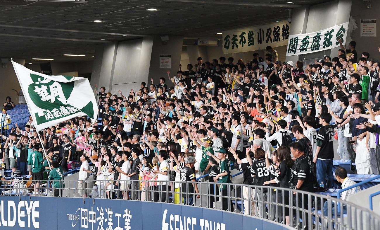 オリックス対ソフトバンク　オリックスに勝利、喜ぶソフトバンクファン（撮影・前岡正明）