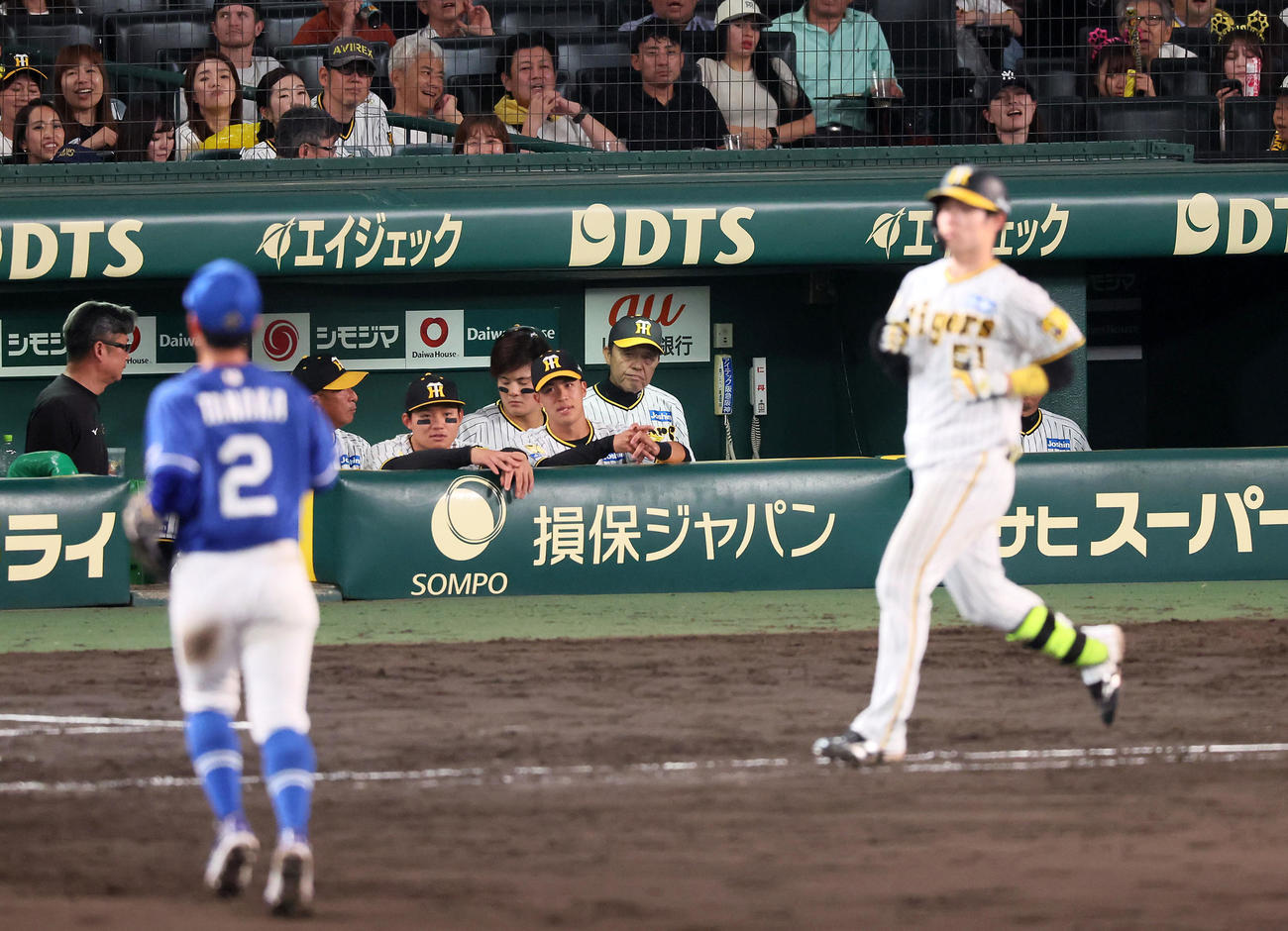 阪神対中日　12回裏阪神2死、中野の二ゴロで引き分けに終わりグラウンドを見つめる岡田監督（撮影・加藤哉）