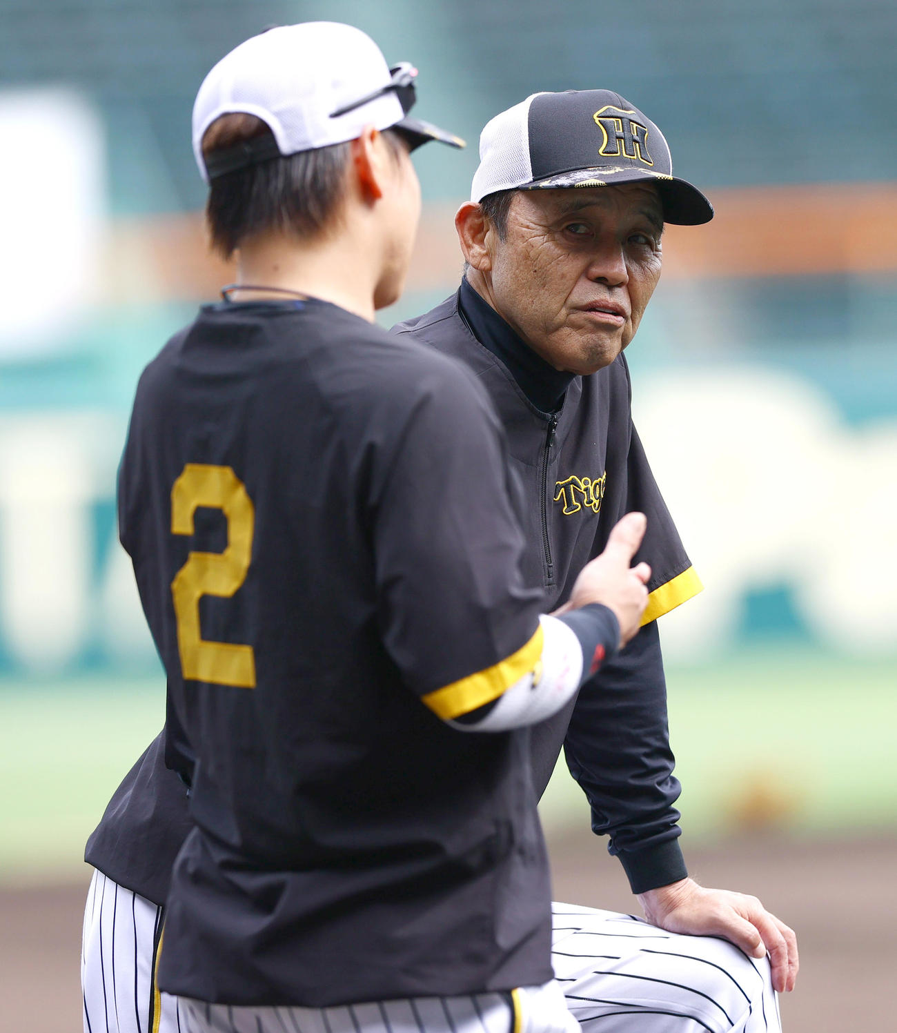 阪神対中日　試合前の練習で梅野（手前）の話を聞く岡田監督（撮影・上山淳一）