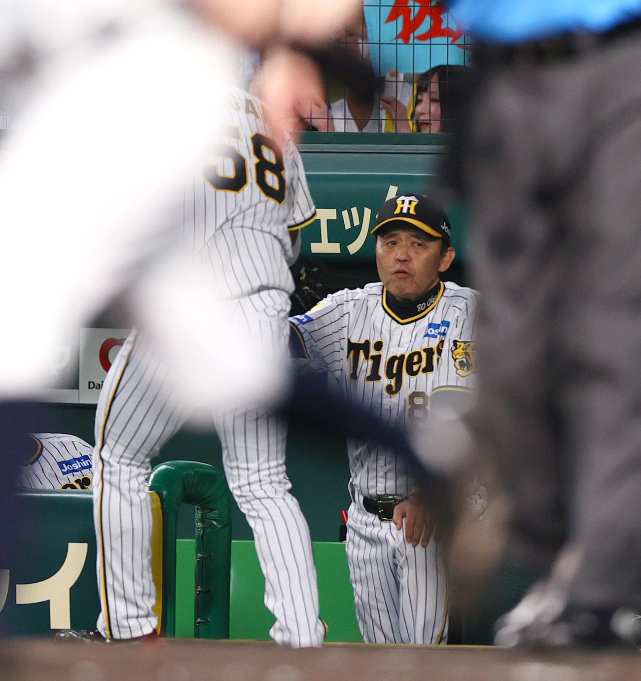 阪神対中日　4回裏阪神2死一塁、佐藤輝の右適時三塁打で先制生還した前川を出迎える岡田監督（右）（撮影・上山淳一）