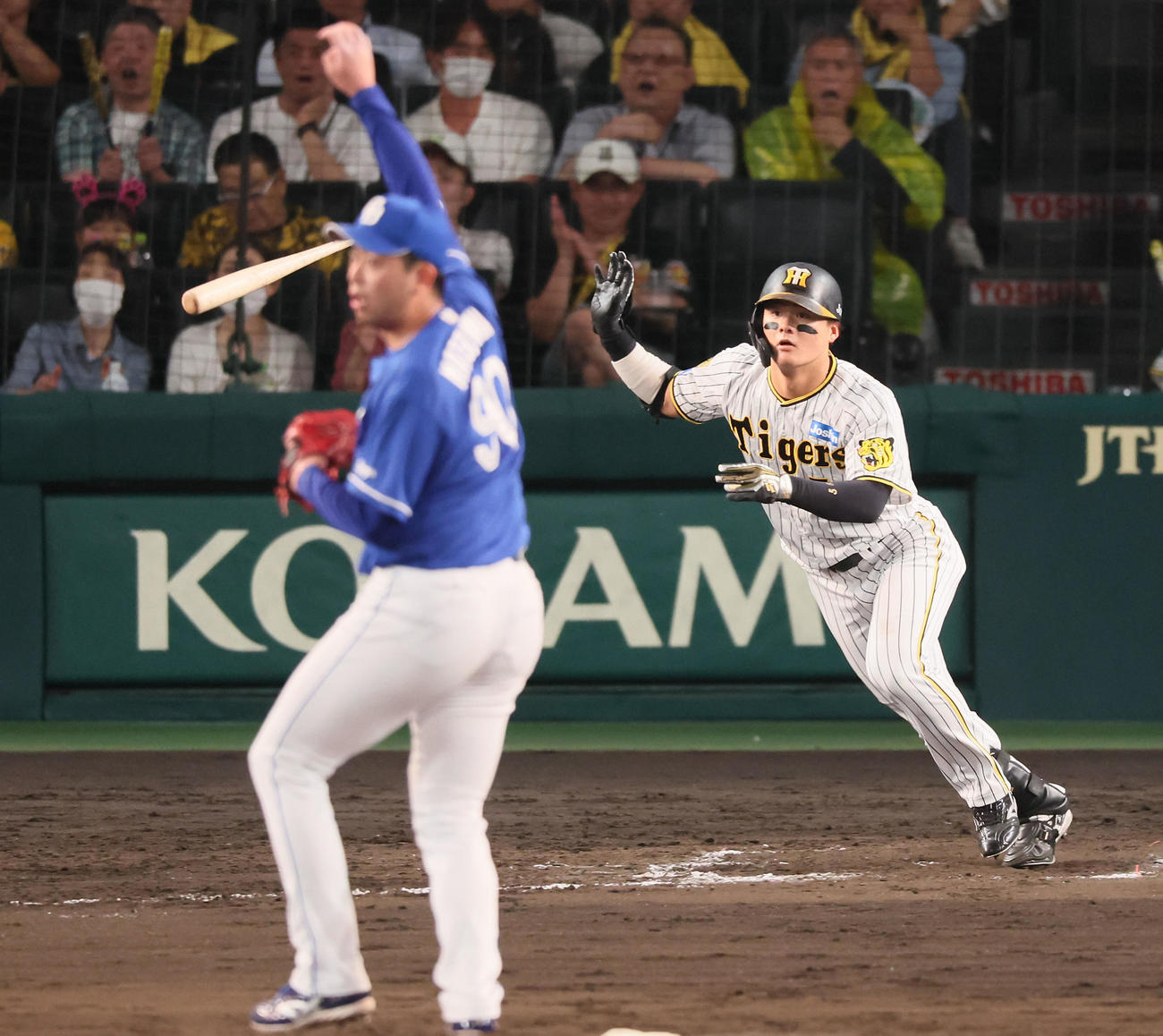 阪神対中日　9回裏阪神1死一塁、前川は右中間へ二塁打を放つ。投手は松山（撮影・加藤哉）