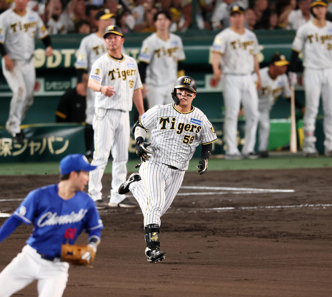 阪神対中日　9回裏阪神1死一塁、前川は右二塁打を放つ（撮影・加藤哉）