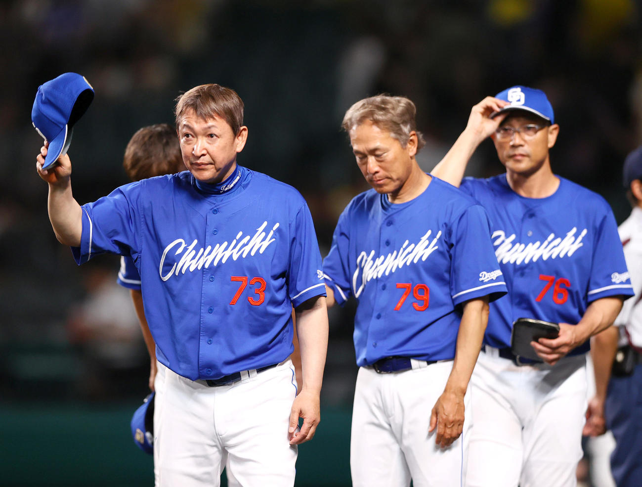 阪神対中日　引き分けに終わりスタンドのファンにあいさつする中日立浪監督（撮影・上山淳一）