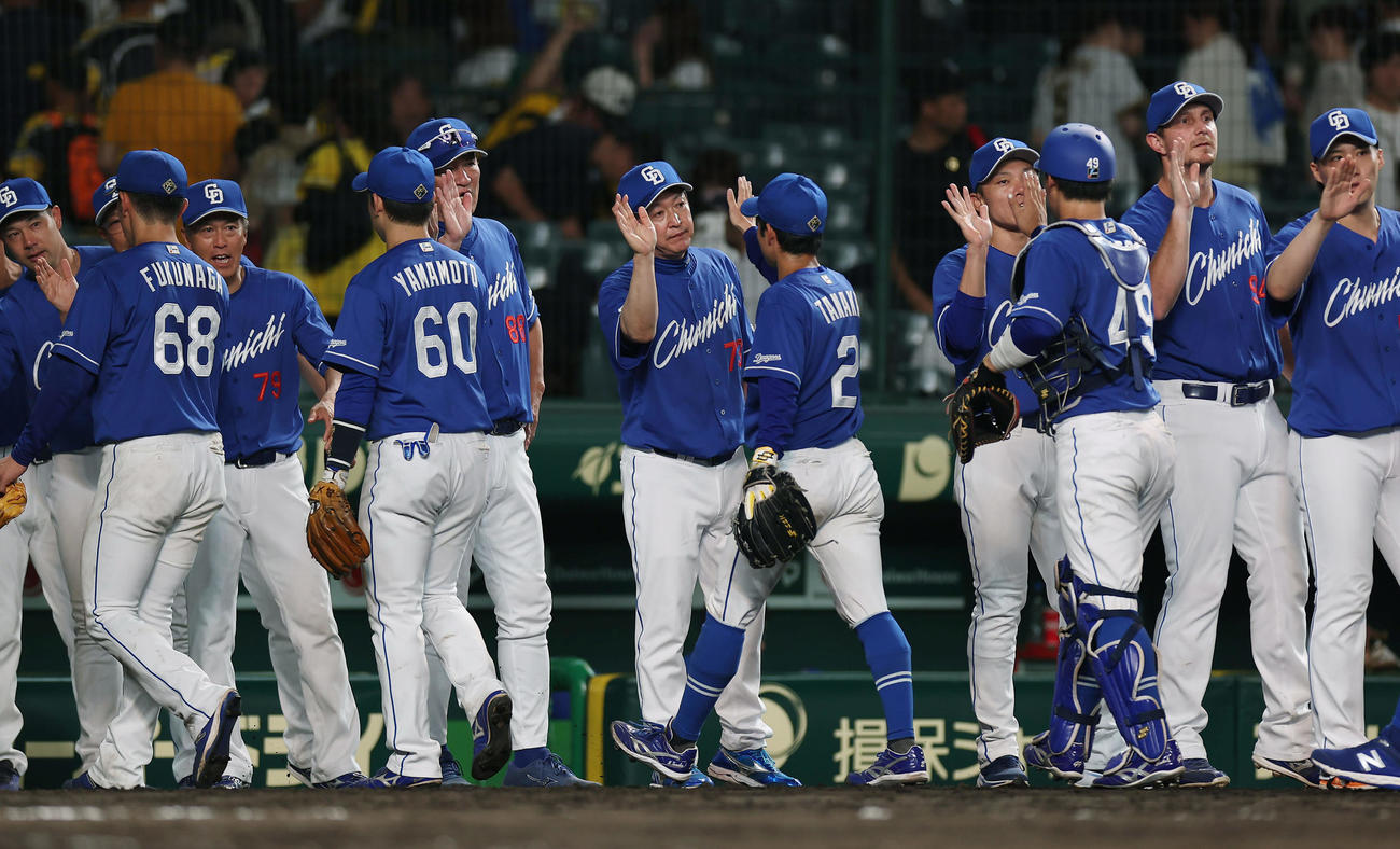 阪神対中日　阪神と引き分け、ナインを出迎える中日立浪監督（中央）（撮影・前田充）