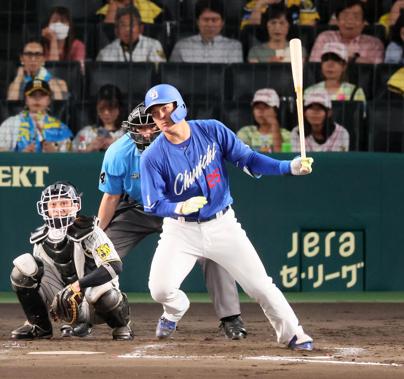 阪神対中日　9回表中日1死、石川昂は中前打を放つ（撮影・加藤哉）