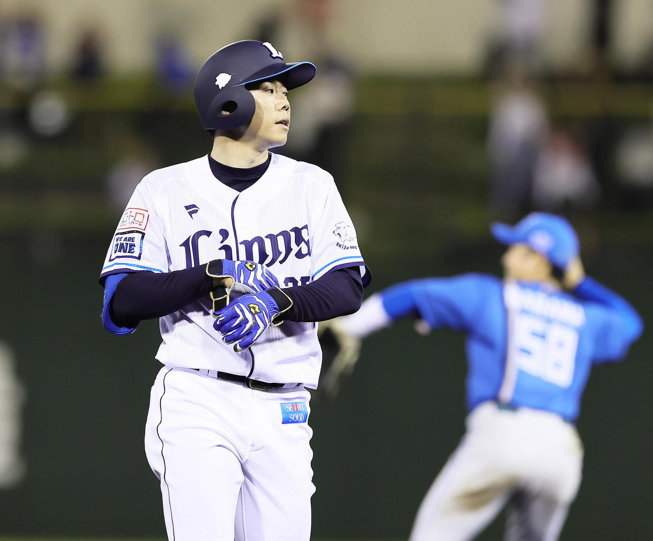 西武対日本ハム　12回裏西武2死一、二塁、松原はサヨナラのチャンスに左飛に倒れがっくり（撮影・足立雅史）