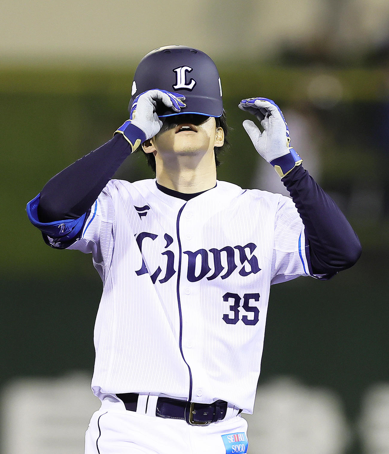 西武対日本ハム　12回裏西武2死一、二塁、松原は左飛に倒れうなだれる（撮影・足立雅史）