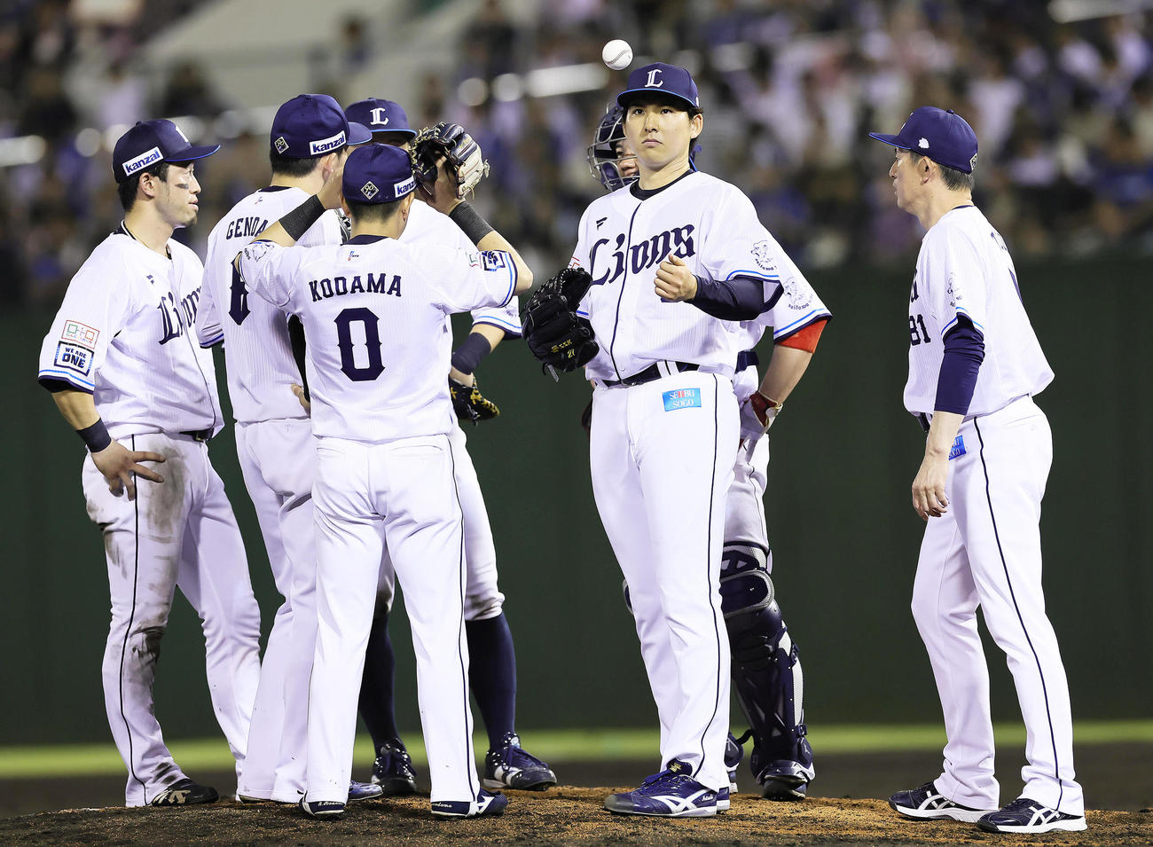 西武対日本ハム　8回途中、マウンドを降りる西武武内（右から2人目）（撮影・足立雅史）