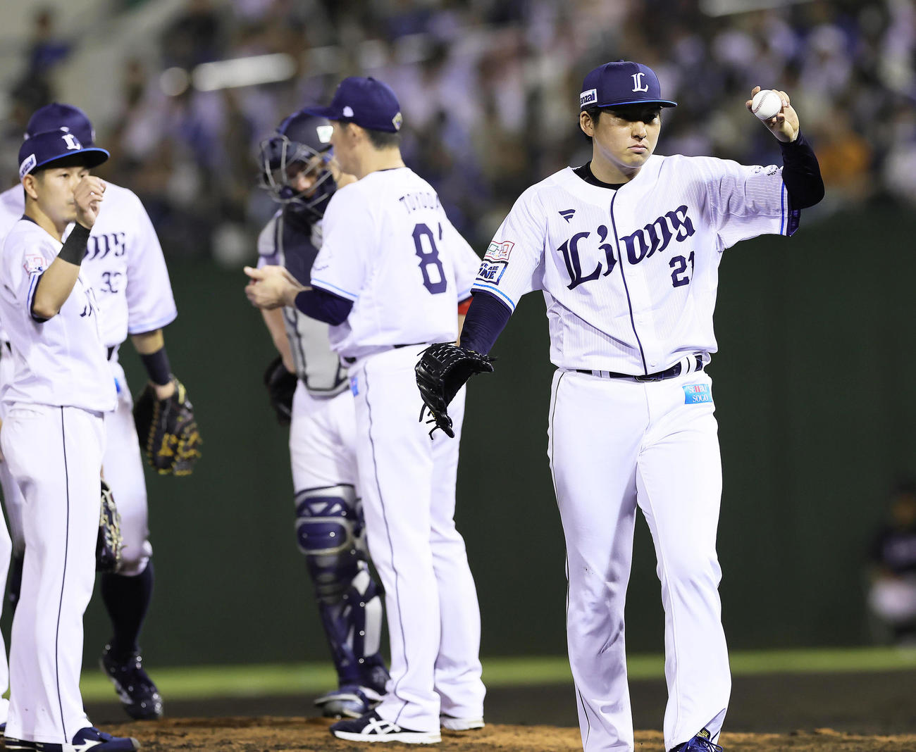 西武対日本ハム　8回途中、マウンドを降りる西武武内（右）（撮影・足立雅史）