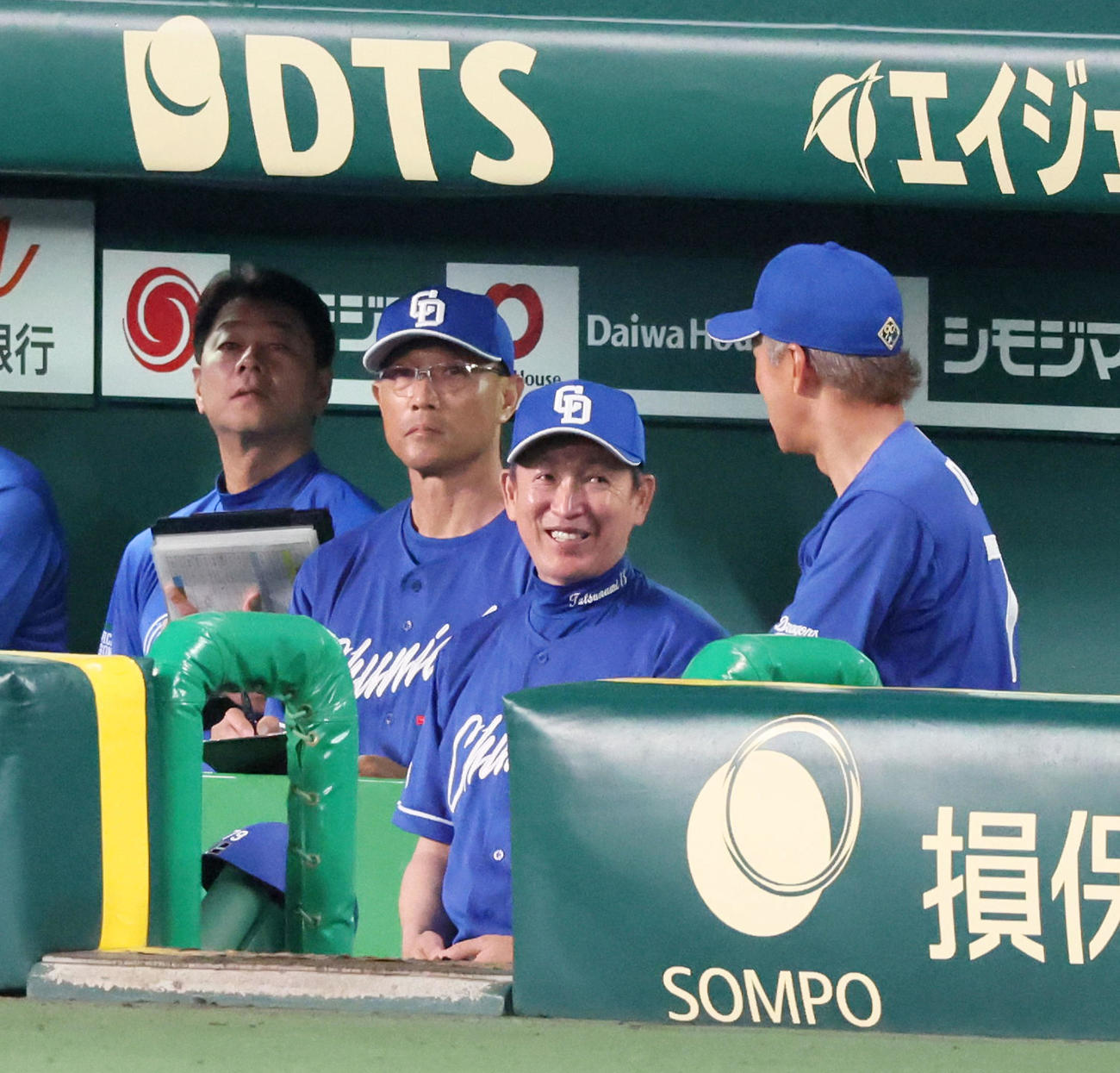 阪神対中日　6回裏、ベンチで白い歯を見せる立浪監督（撮影・加藤哉）