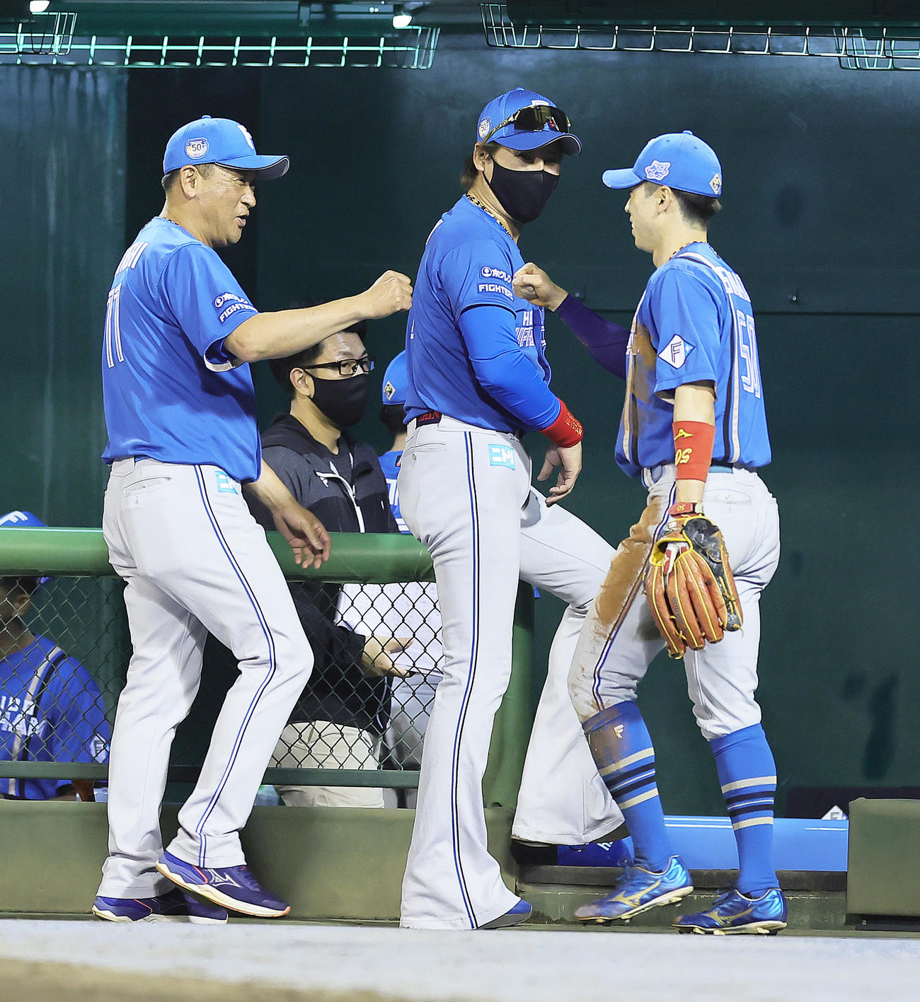 西武対日本ハム　引き分けに終わり引き揚げる日本ハム新庄監督（中央）。右は五十幡（撮影・足立雅史）