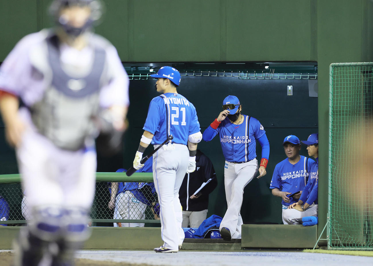 西武対日本ハム　12回表日本ハム2死一、二塁、水谷瞬が空振り三振に倒れ、勝ちがなくなった新庄監督（右）（撮影・足立雅史）