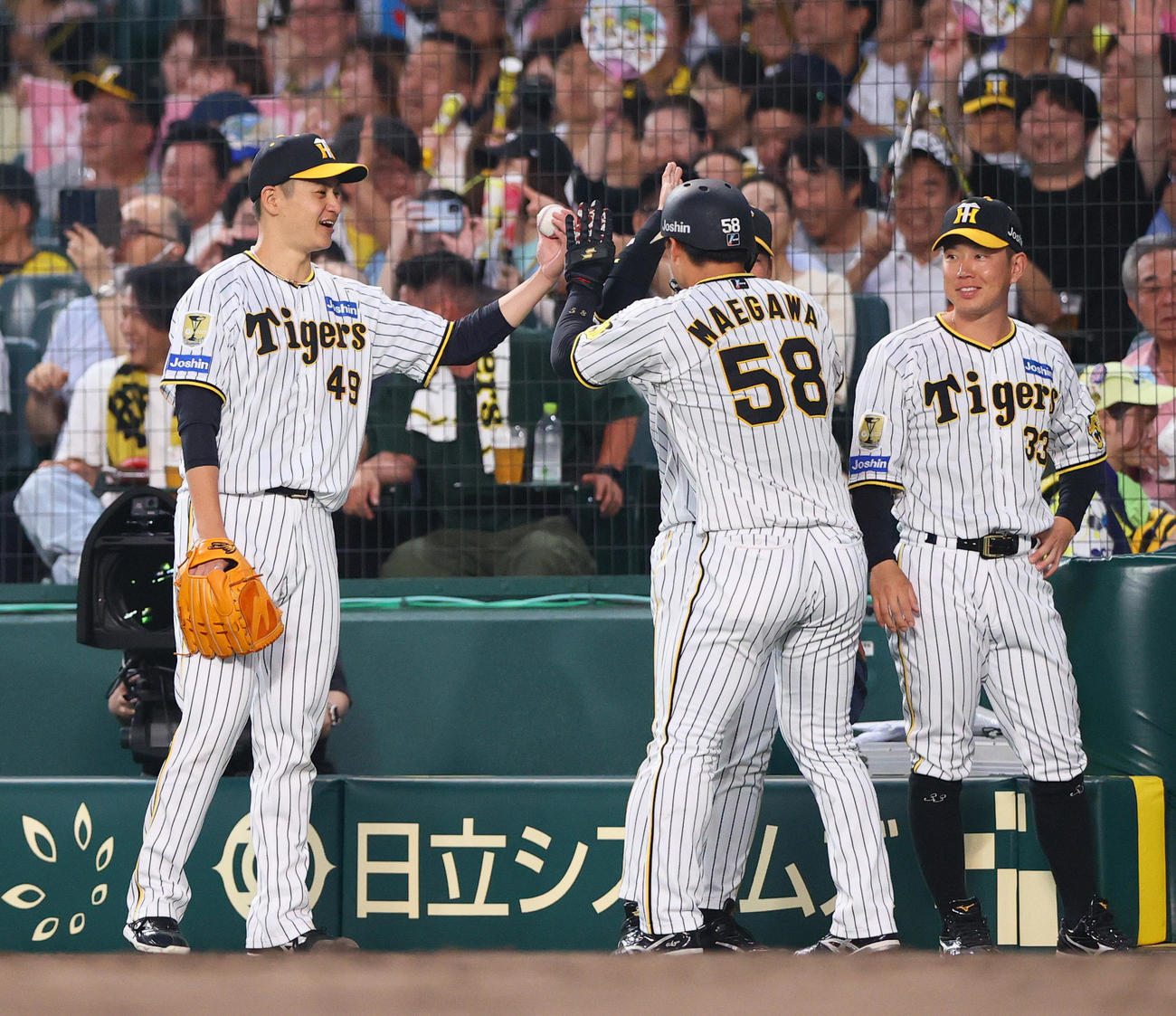 阪神対中日　4回裏阪神2死一塁、佐藤輝の右越え適時三塁打で先制生還し、大竹（左）から出迎えられる一走前川（手前）（撮影・上山淳一）