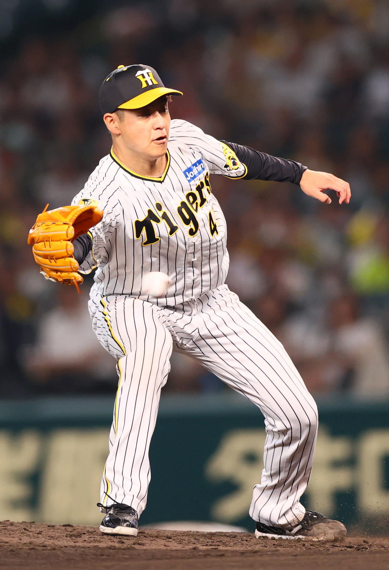 阪神対中日　7回表1死二塁、大竹は山本の打球をグラブではじき遊ゴロに仕留める（撮影・上山淳一）