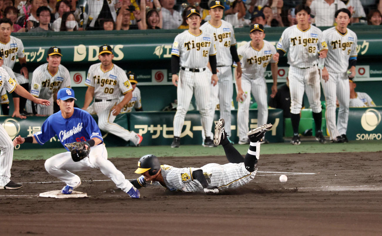 阪神対中日　10回裏阪神2死二塁、代打豊田は二塁内野安打を放ち一塁にヘッドスライディングする。一塁手は板山（撮影・加藤哉）