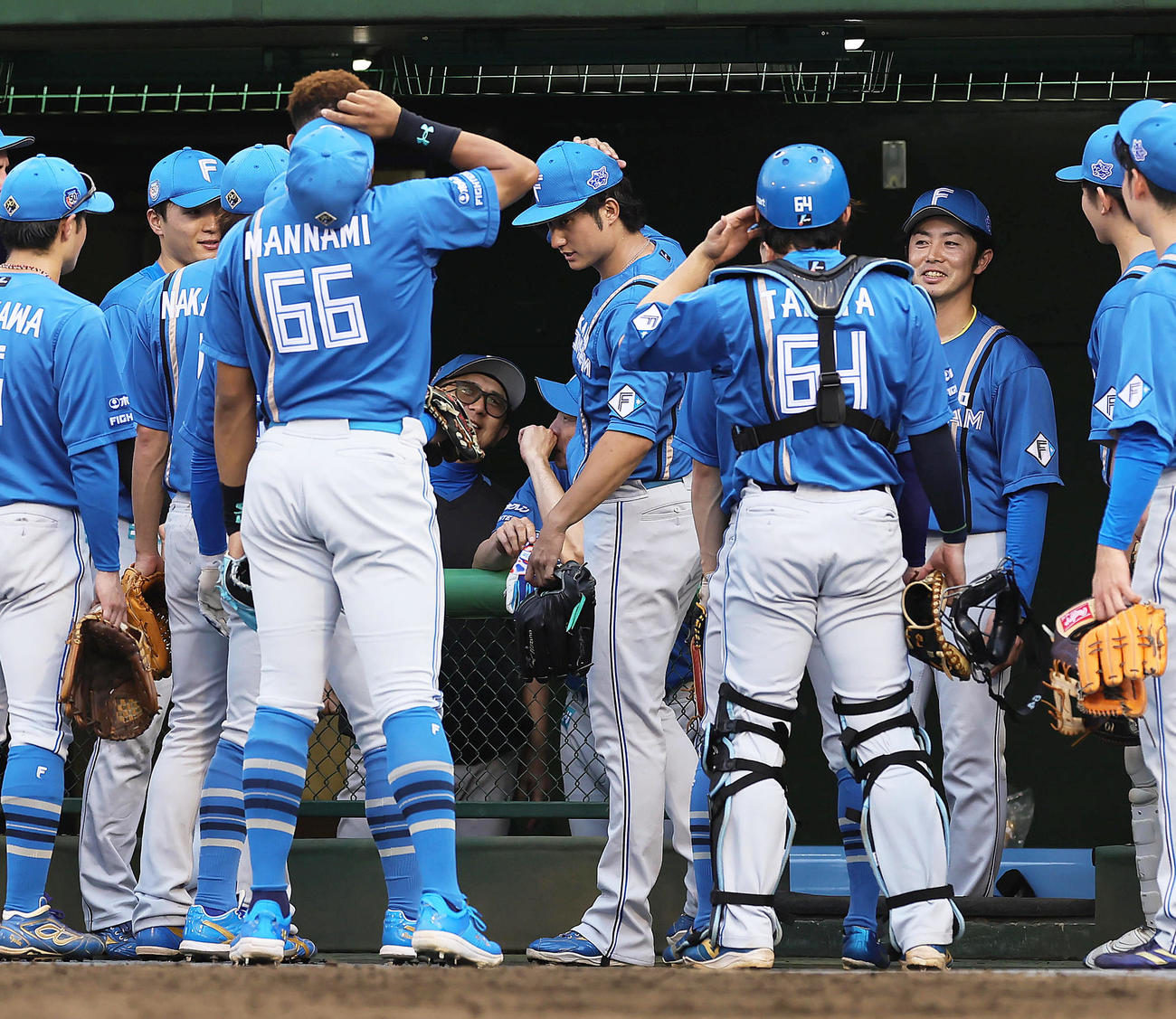 試合前の円陣で声出しする日本ハム浅間（中央）（撮影・足立雅史）