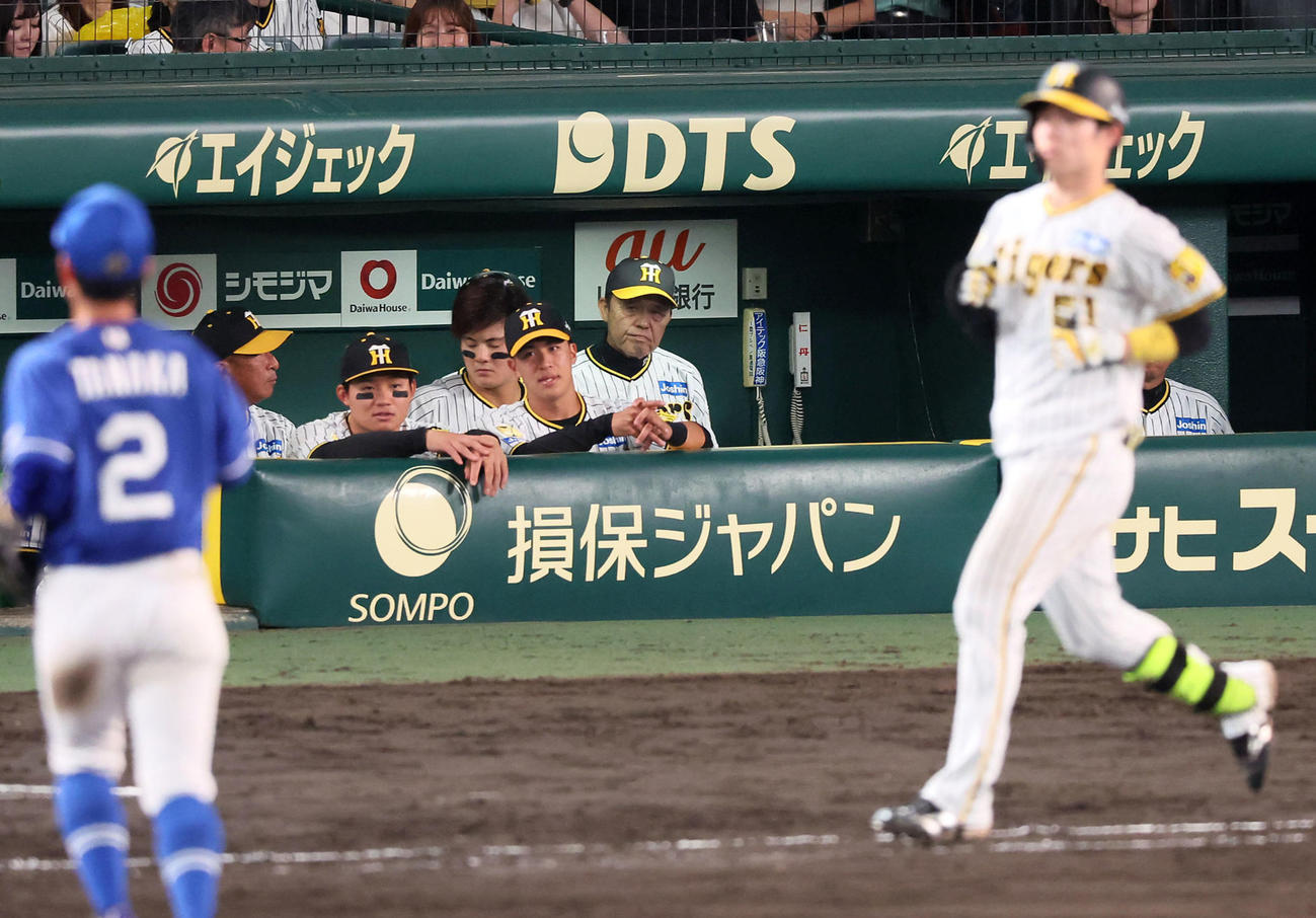 阪神対中日　12回裏阪神2死、中野の二ゴロで引き分けに終わりグラウンドを見つめる岡田監督（撮影・加藤哉）