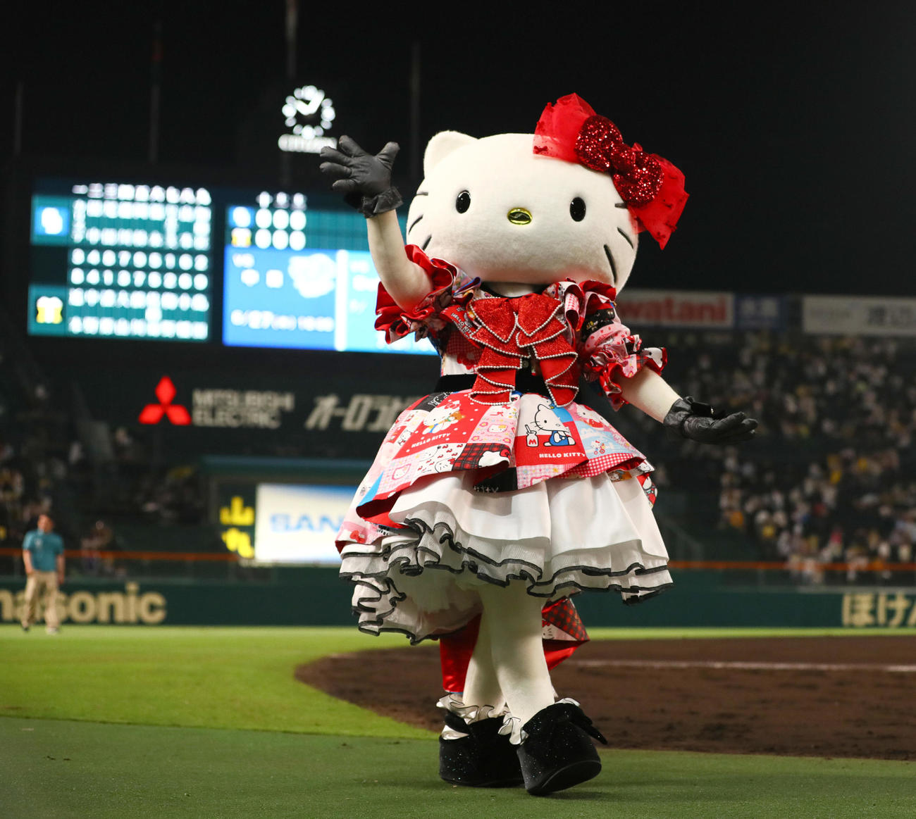 阪神対中日　試合後、スタンドの観客にあいさつするハローキティ（撮影・上山淳一）