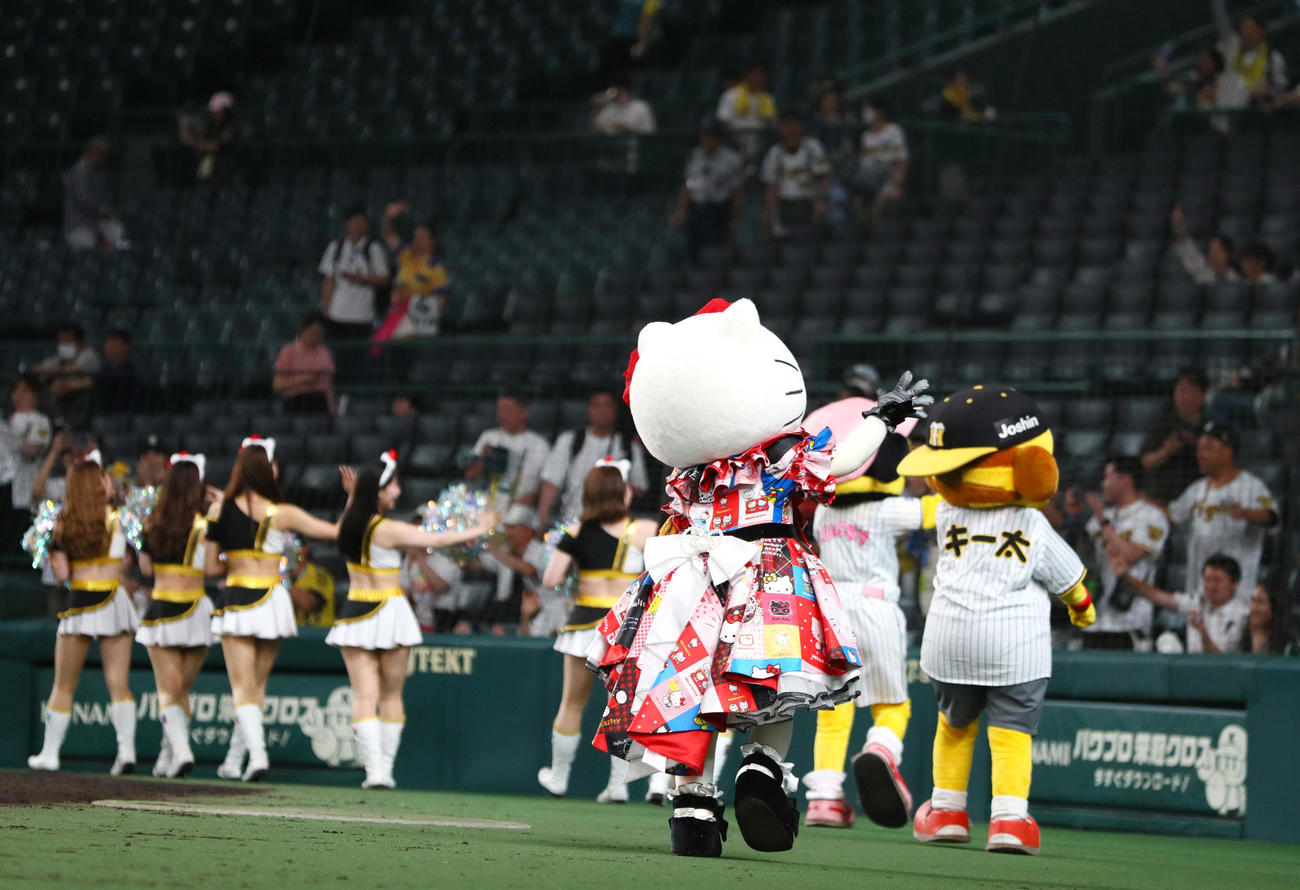 阪神対中日　試合後、スタンドの観客にあいさつするハローキティ（撮影・上山淳一）