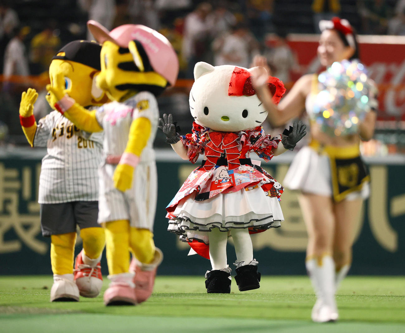 阪神対中日　試合後、スタンドの観客にあいさつするハローキティ（撮影・上山淳一）