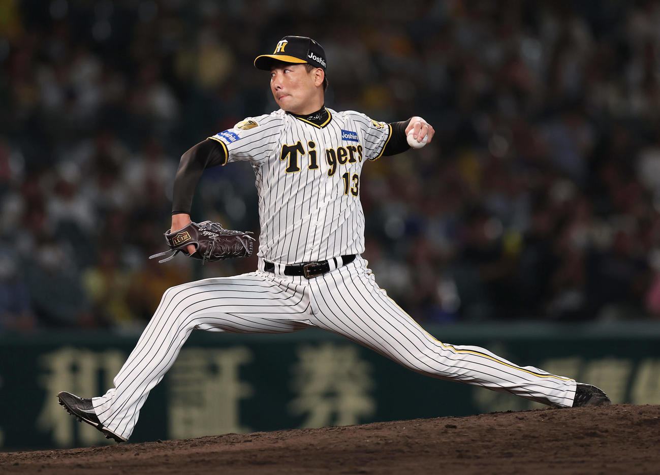 阪神対中日　力投する阪神5番手の岩崎（撮影・前田充）