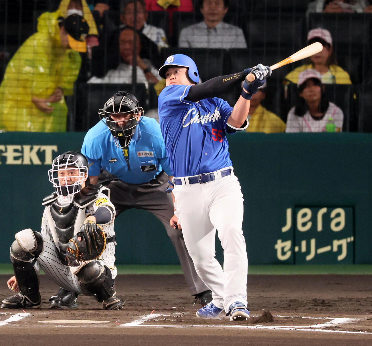 阪神対中日　6回表中日2死、細川は右越えソロ本塁打を放つ（撮影・加藤哉）