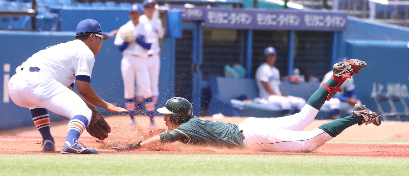 東農大対駒大　2回表東農大2死満塁、和田は中越えに三塁打を放ちヘッドスライディングする（撮影・柴田隆二）