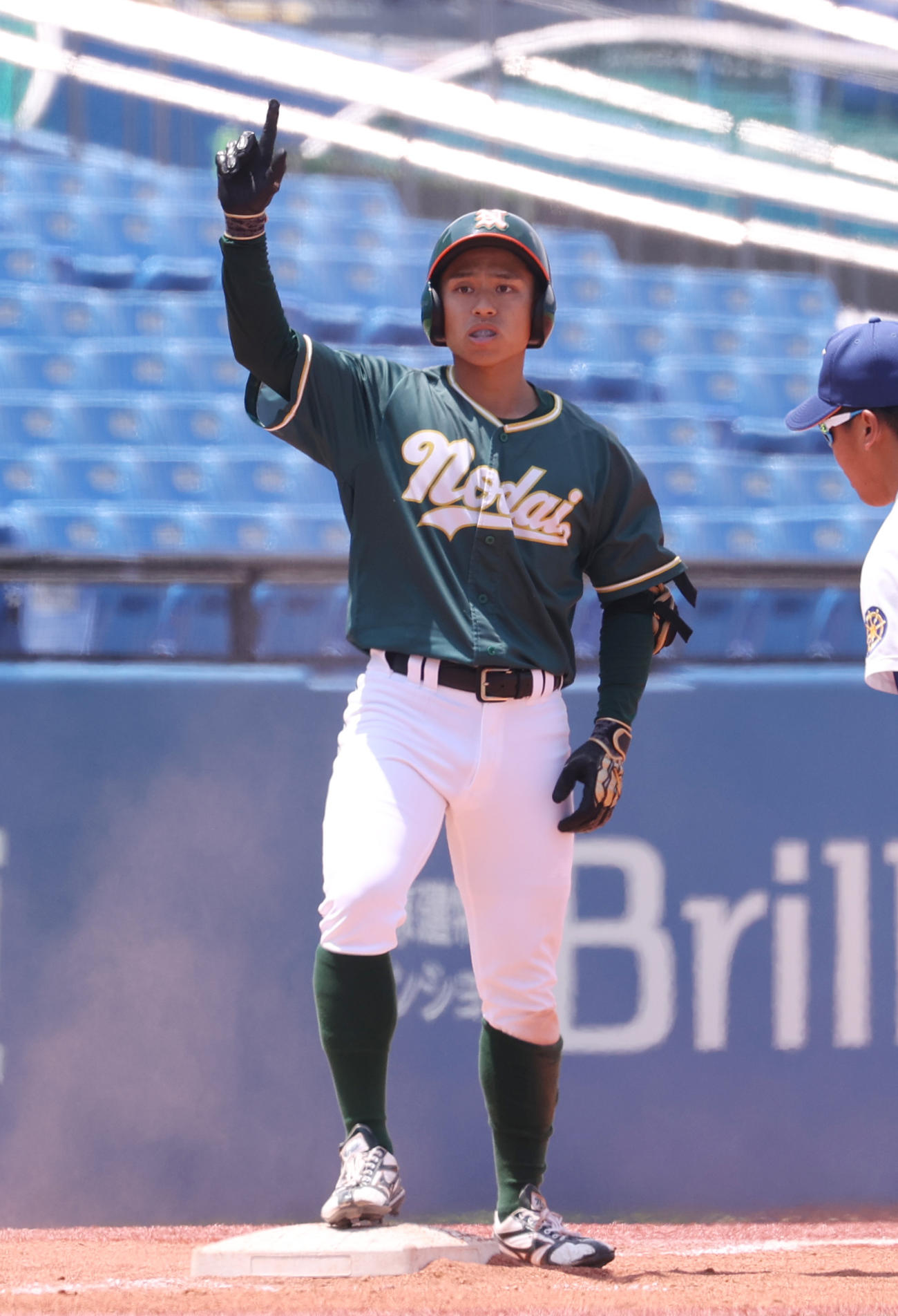 東農大対駒大　3回表東農大1死一塁、古川は左越えに適時三塁打を放ちガッツポーズする（撮影・柴田隆二）